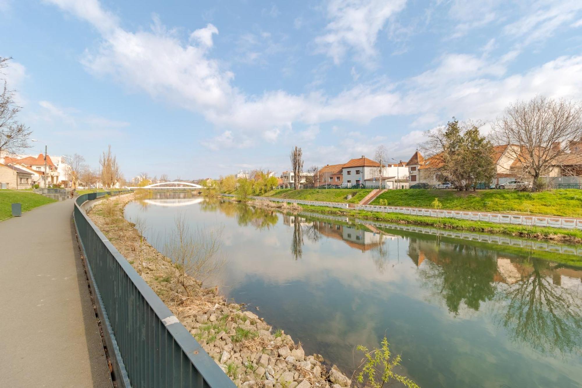 Apartament Ultra-Central Premium Cu Parcare Gratuita Pe Malul Crisului Oradea Exterior foto
